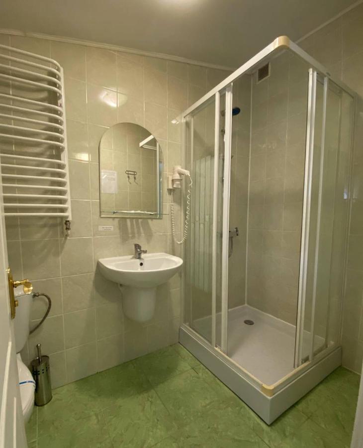Hotel Lemon à Drogobych Extérieur photo