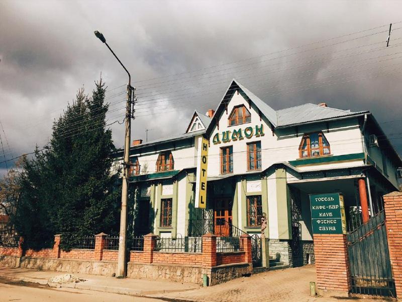 Hotel Lemon à Drogobych Extérieur photo